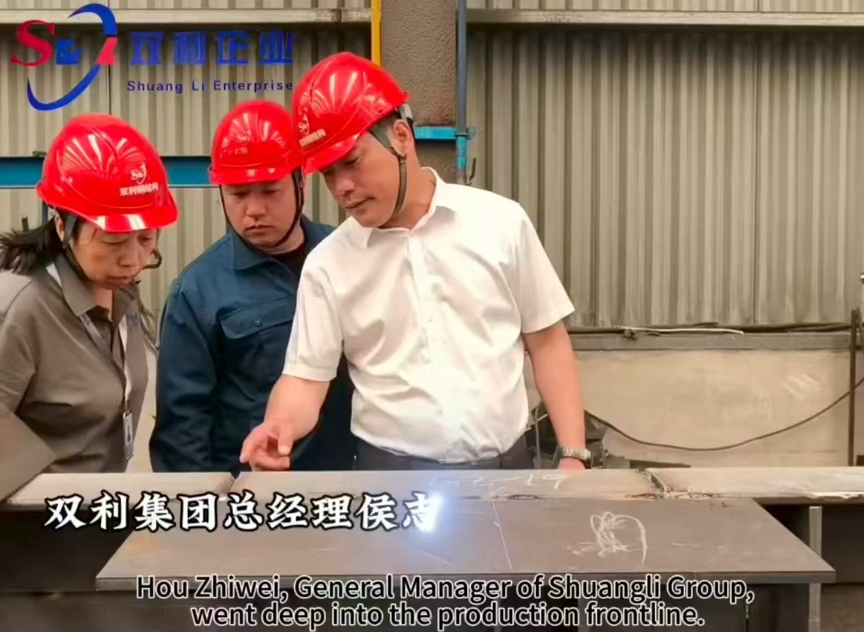 雙利集團(tuán)總經(jīng)理侯志衛(wèi)深入生產(chǎn)一線，對(duì)車(chē)間正在生產(chǎn)的大型格構(gòu)柱構(gòu)件進(jìn)行的工藝質(zhì)量與生產(chǎn)巡檢與指導(dǎo)。