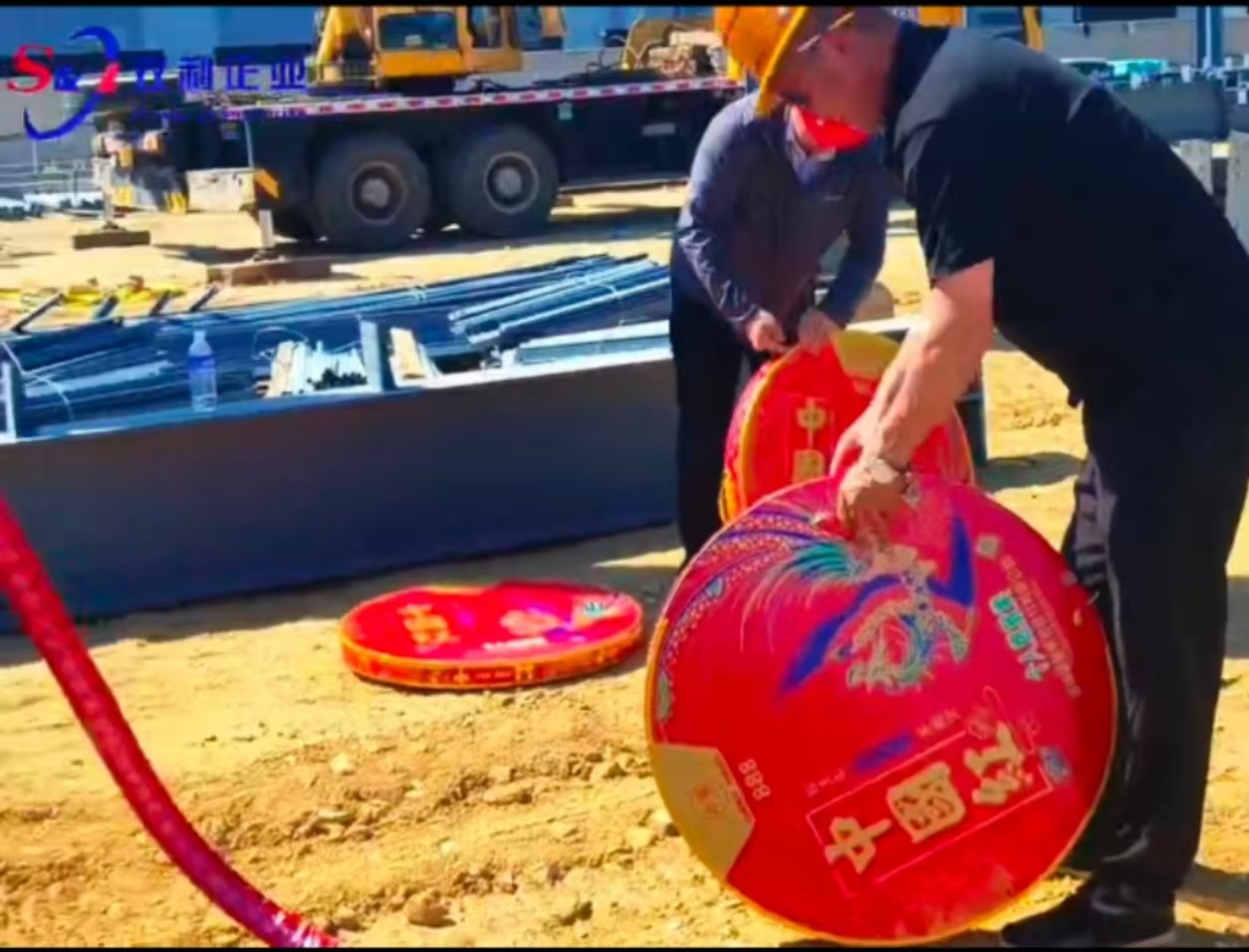 雙利鋼結(jié)構(gòu)公司承建的大型鋼結(jié)構(gòu)廠房項(xiàng)目隆重舉行上梁儀式。合作雙方高層領(lǐng)導(dǎo)親臨現(xiàn)場，共同見證項(xiàng)目邁入關(guān)鍵施工階段。