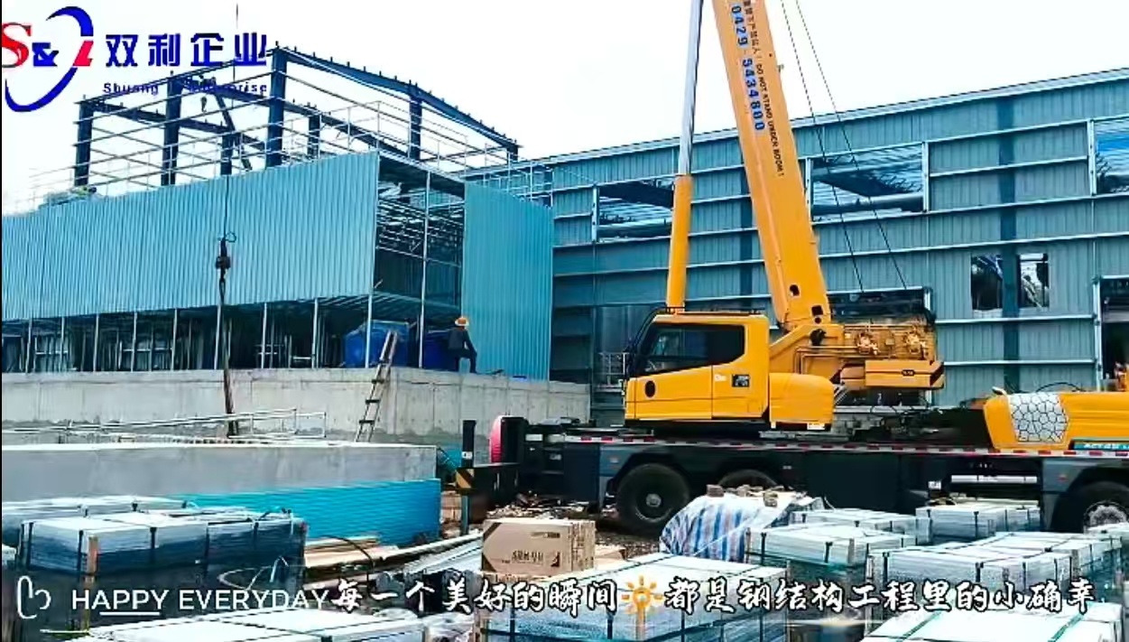 蓝天下,双利集团承建的钢结构厂房静静伫立,诉说着工业的诗意与力量。每一个细节,都是匠心的温度。 蓝天下,双利集团承建的钢结构厂房静静伫立,诉说着工业的诗意与力量。每一个细节,都是匠心的温度。