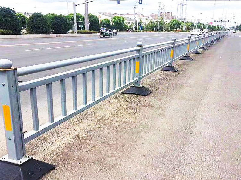 灰色道路隔離欄桿