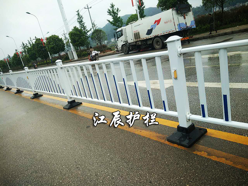 道路鋅鋼護(hù)欄