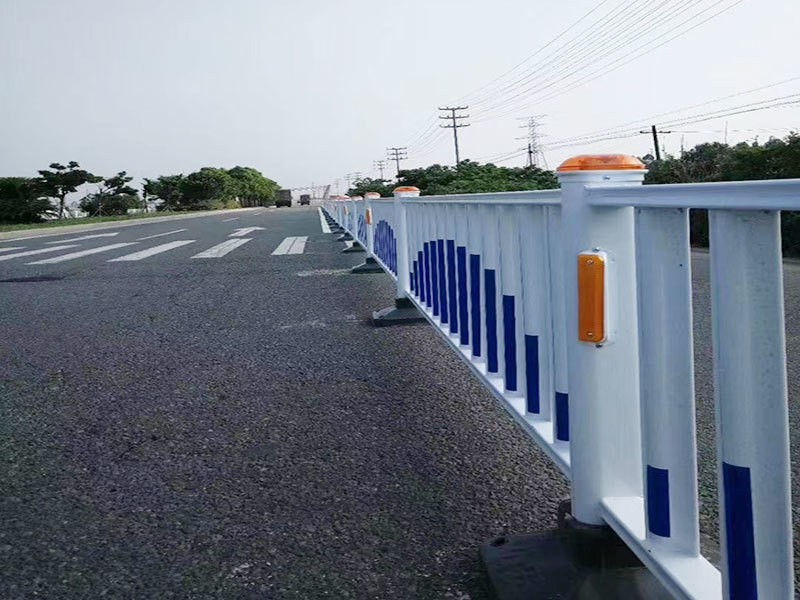 D型立柱道路護(hù)欄