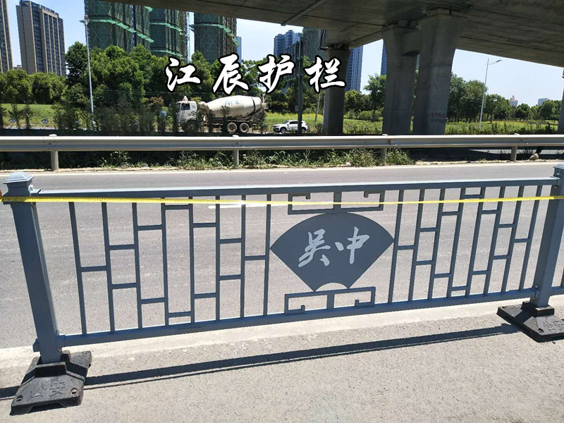 城市文化道路隔離護欄生產(chǎn)廠家