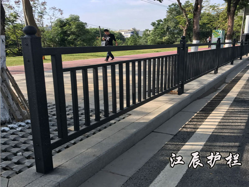 鋼制隔離道路護(hù)欄