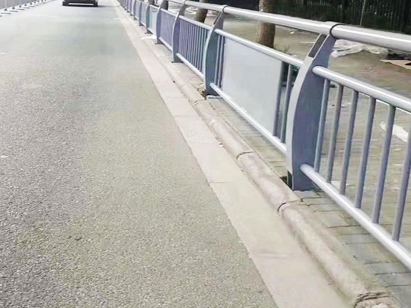 道路兩側護欄高度