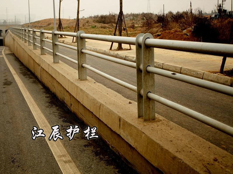 鍍鋅圓管道路護(hù)欄