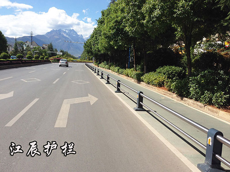 鋼板立柱道路護(hù)欄