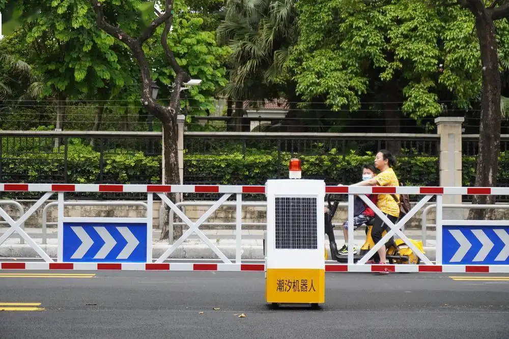 潮汐機(jī)器人車道護(hù)欄