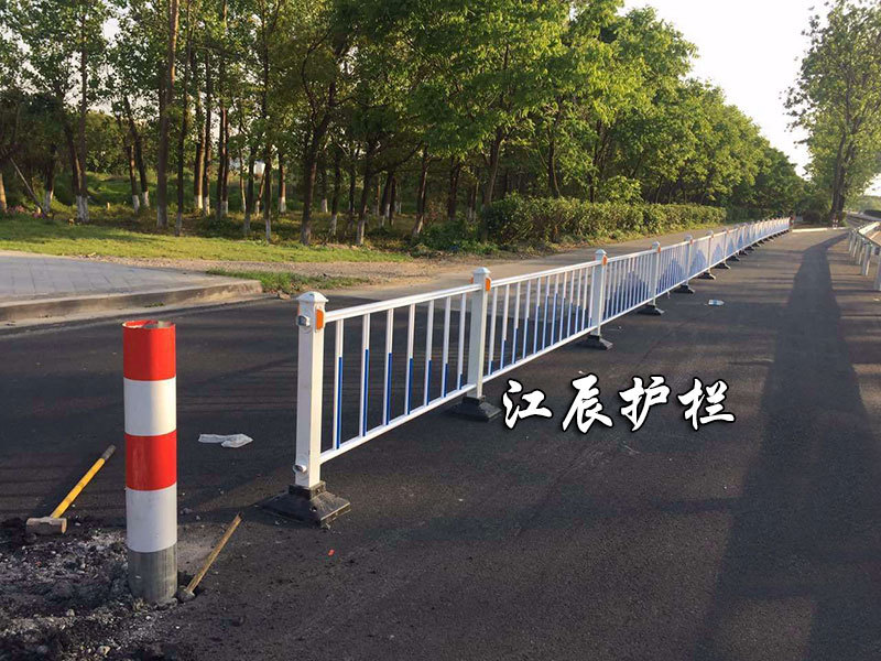 道路護(hù)欄安裝