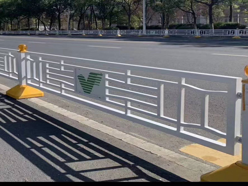 機(jī)動車隔離道路護(hù)欄