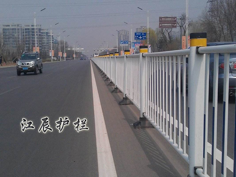 哪些路面需要設(shè)置道路護(hù)欄呢