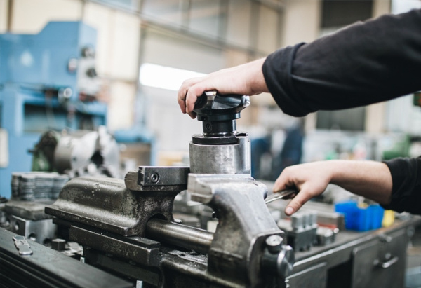 How do plastic mold manufacturers handle white edges?