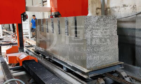 阿克苏匀质自保温砌块市场好，新型保温结构一体化工艺与装备找恒德