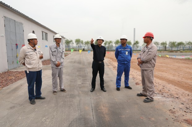 華航能源有限公司兩臺(tái)百余噸重焦炭塔一次吊裝成功