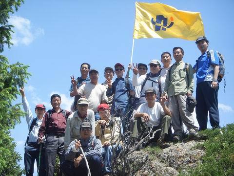 野外徒步 勇攀高峰――新疆分公司党总支庆“七一”系列活动之一