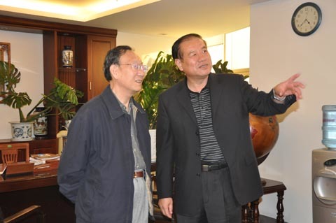 原外交部部長(cháng)助理秦華孫來(lái)公司視察