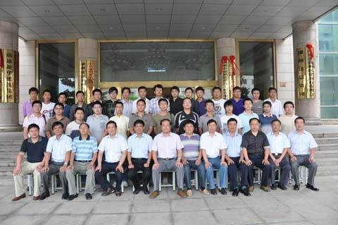 今年引進(jìn)的32名大學(xué)生接受安全培訓