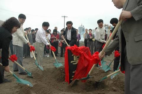 大唐公司開發(fā)的“碧華苑”住宅小區(qū)舉行奠基儀式