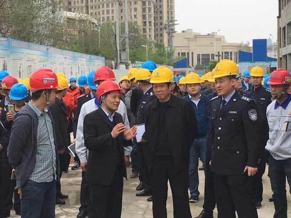 徐州市建筑文明施工暨揚(yáng)塵治理現(xiàn)場會在集團(tuán)公司項(xiàng)目部召開