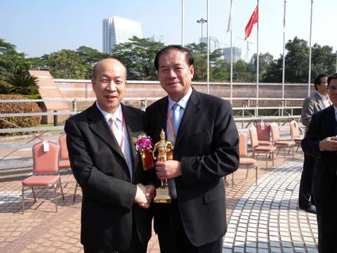 公司董事長(cháng)張慎林參加魯班獎頒獎儀式