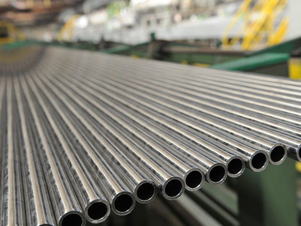 How are stainless steel pipes classified?