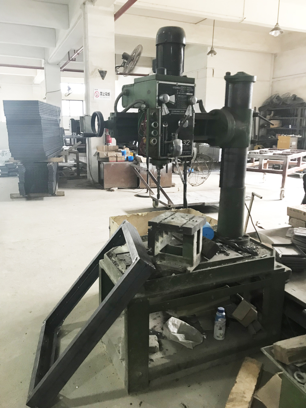 Split radial drilling machine