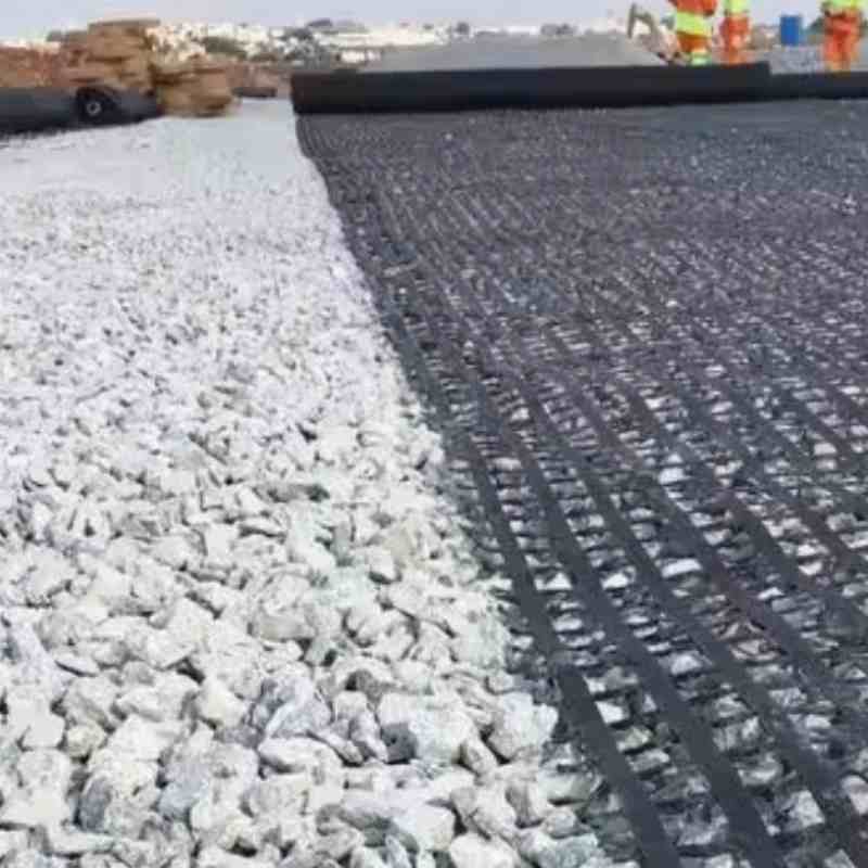 High Quality Warp Knitted Polyester Pet Geogrid for Retaining Walls Road Construction