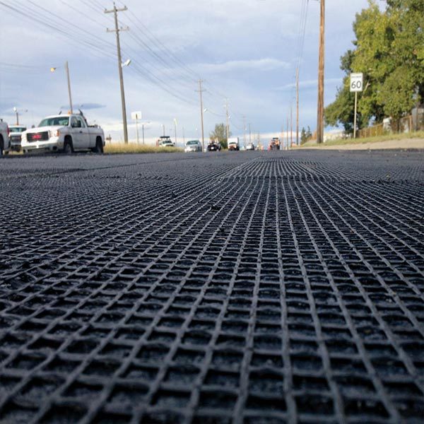 El basalto Geogrid 50kN 80kN 100kN de Geogrid de la fibra de vidrio cubrió el betún para el refuerzo del camino y el asfalto Glassfiber Geogrid de las calzadas