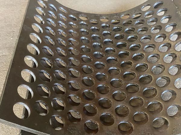 Wear-resistant screen plate UNS J91249
