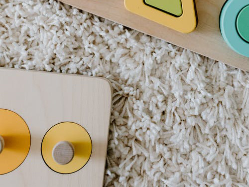 Accompany your child to build building blocks and exercise his brain thinking.