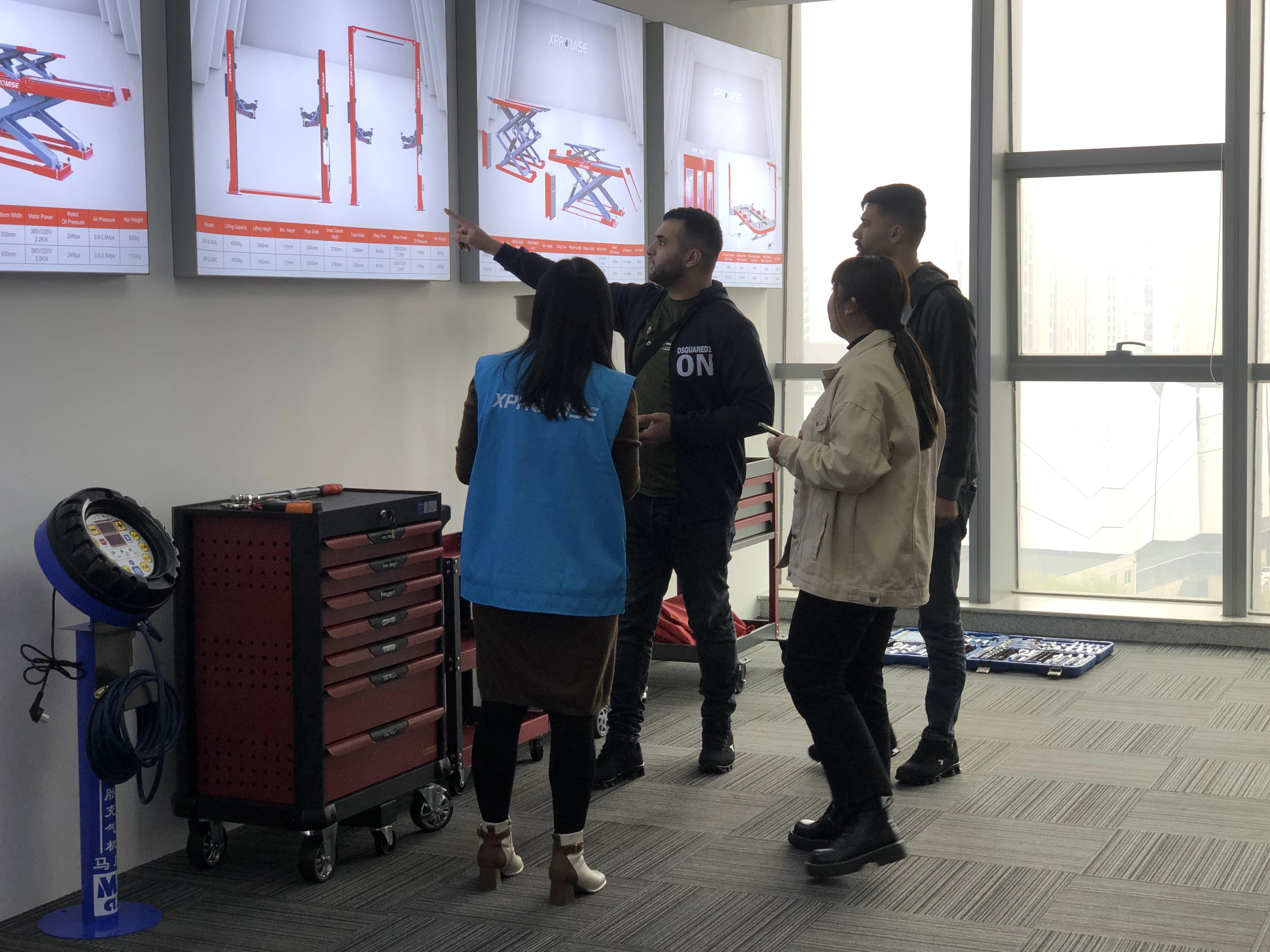 Welcome foreign customers to visit our company