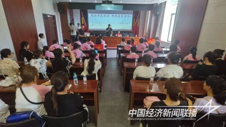 西柳民營企業家贈書孩子 講西柳服裝發展史