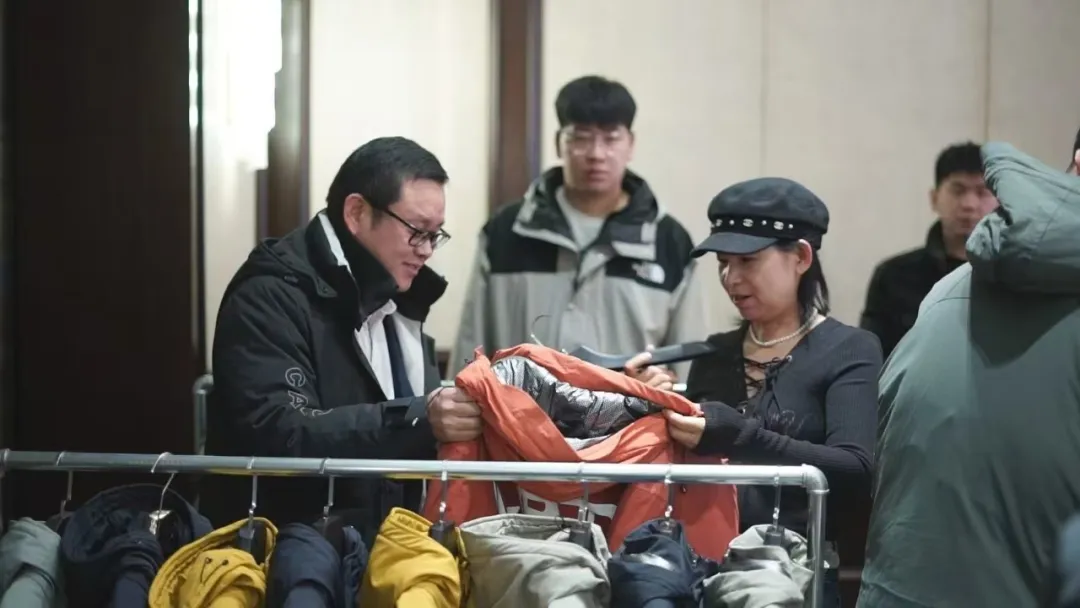 引爆冰雪運動時尚新潮流！超鵬服飾亮相“山海有情 天遼地寧”省新聞發佈會