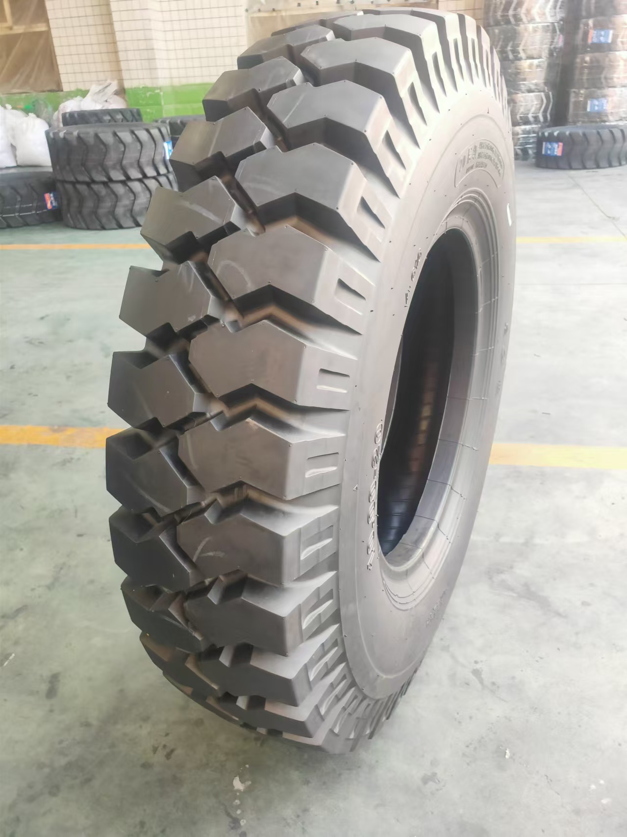 A616 pattern mining tire 10.00-20 has been successfully rolled off the production line.