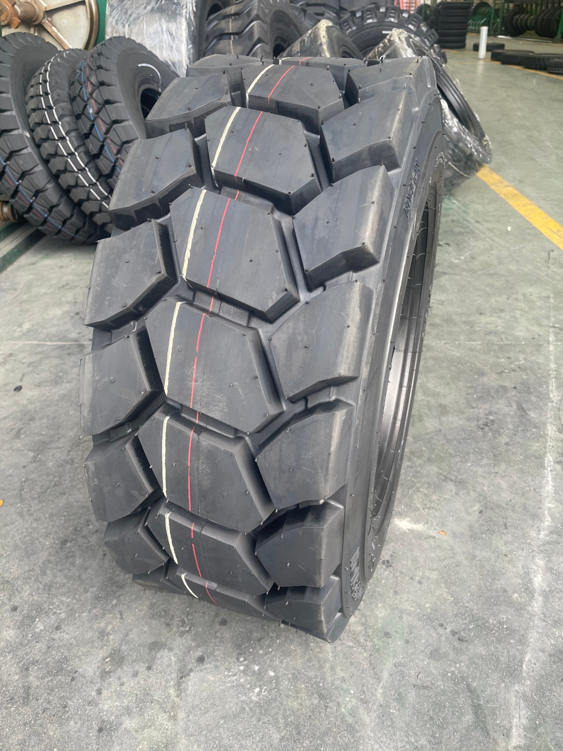 SKS-3花纹滑移装载机轮胎12-16.5已成功下线