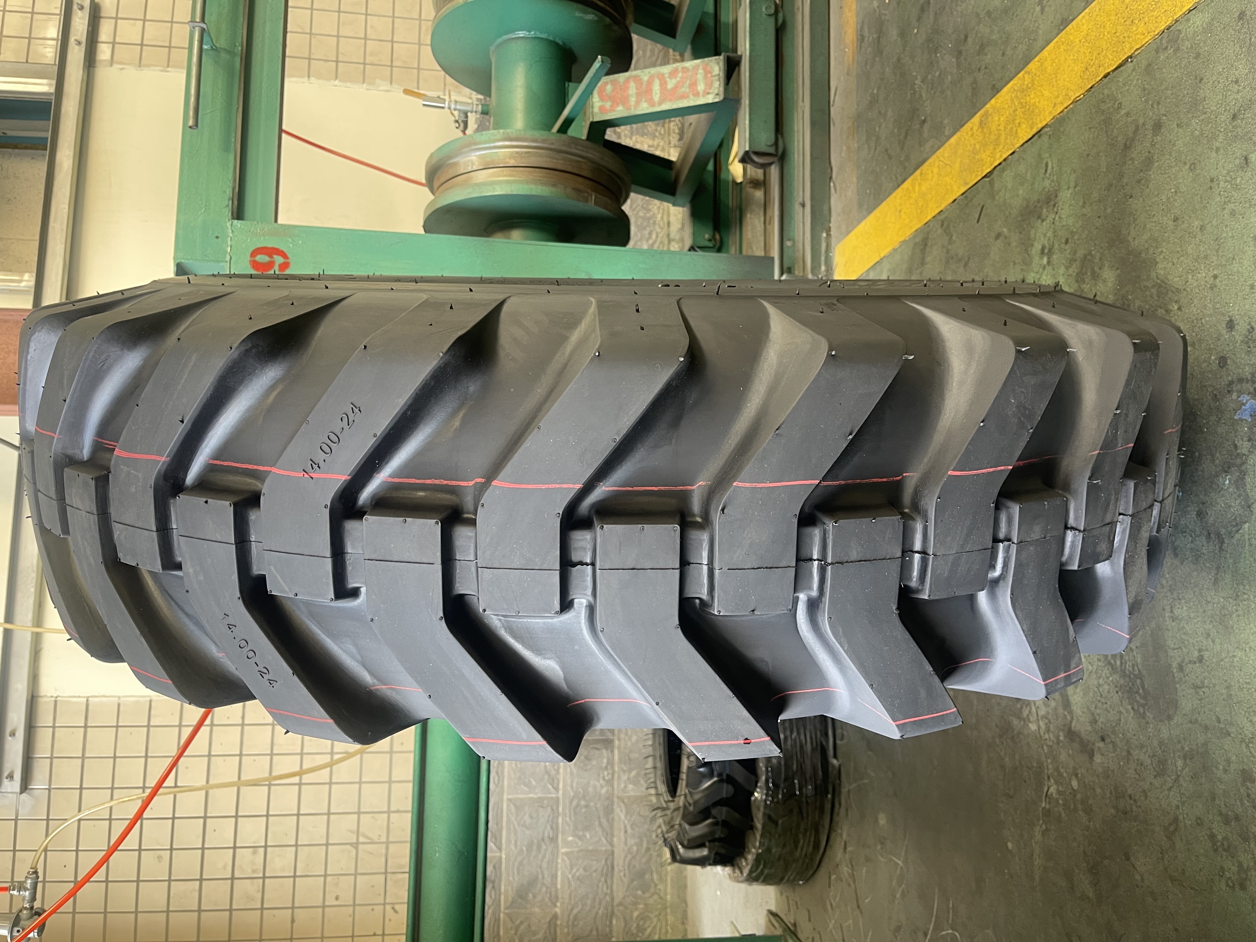 G2/L2 pattern Grader Tire 14.00-24 has been successfully rolled off the production line.