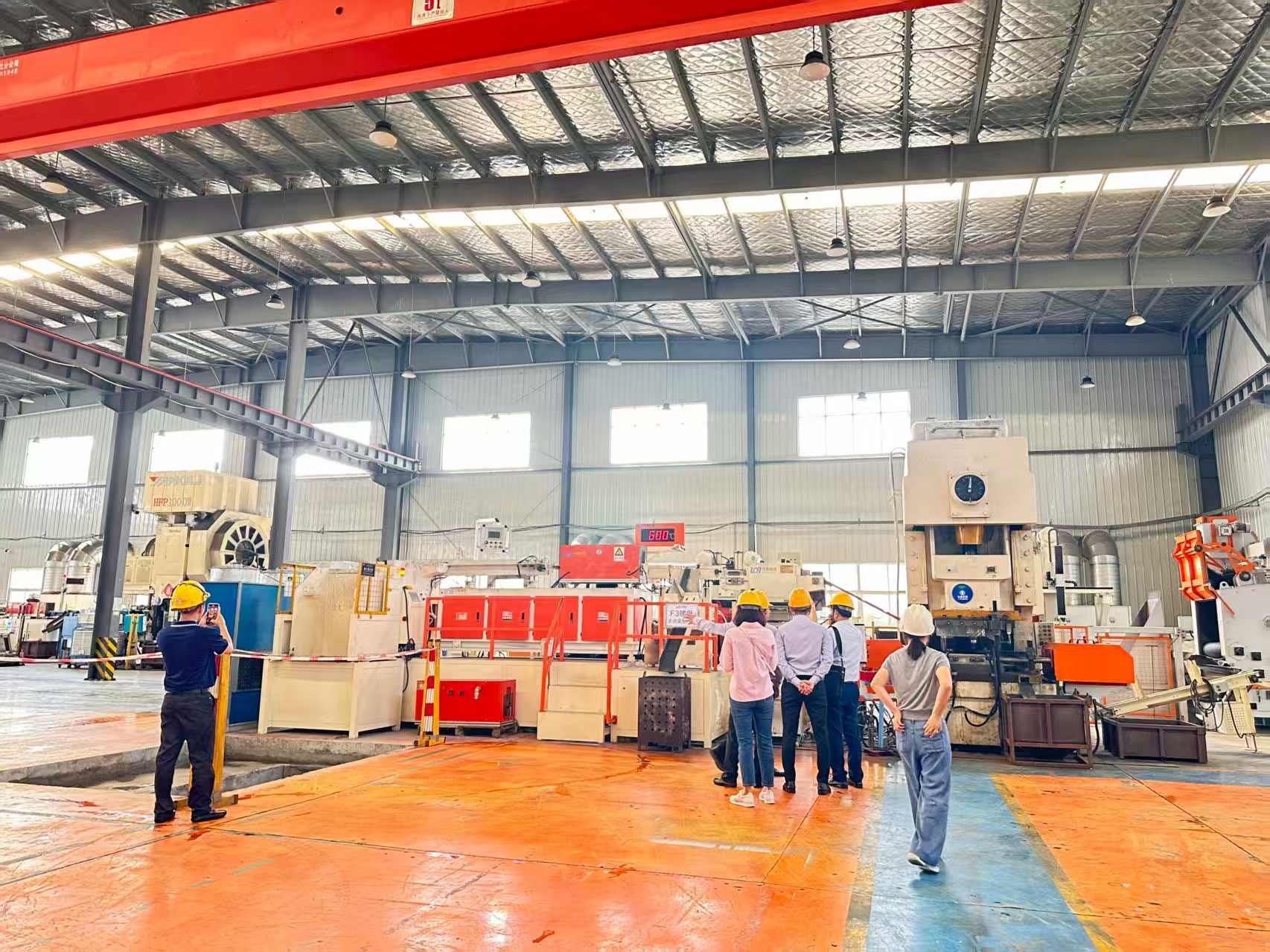 Customers from multiple countries gathered at Litai Technology to jointly explore new opportunities in the automated production of bolts and nuts.