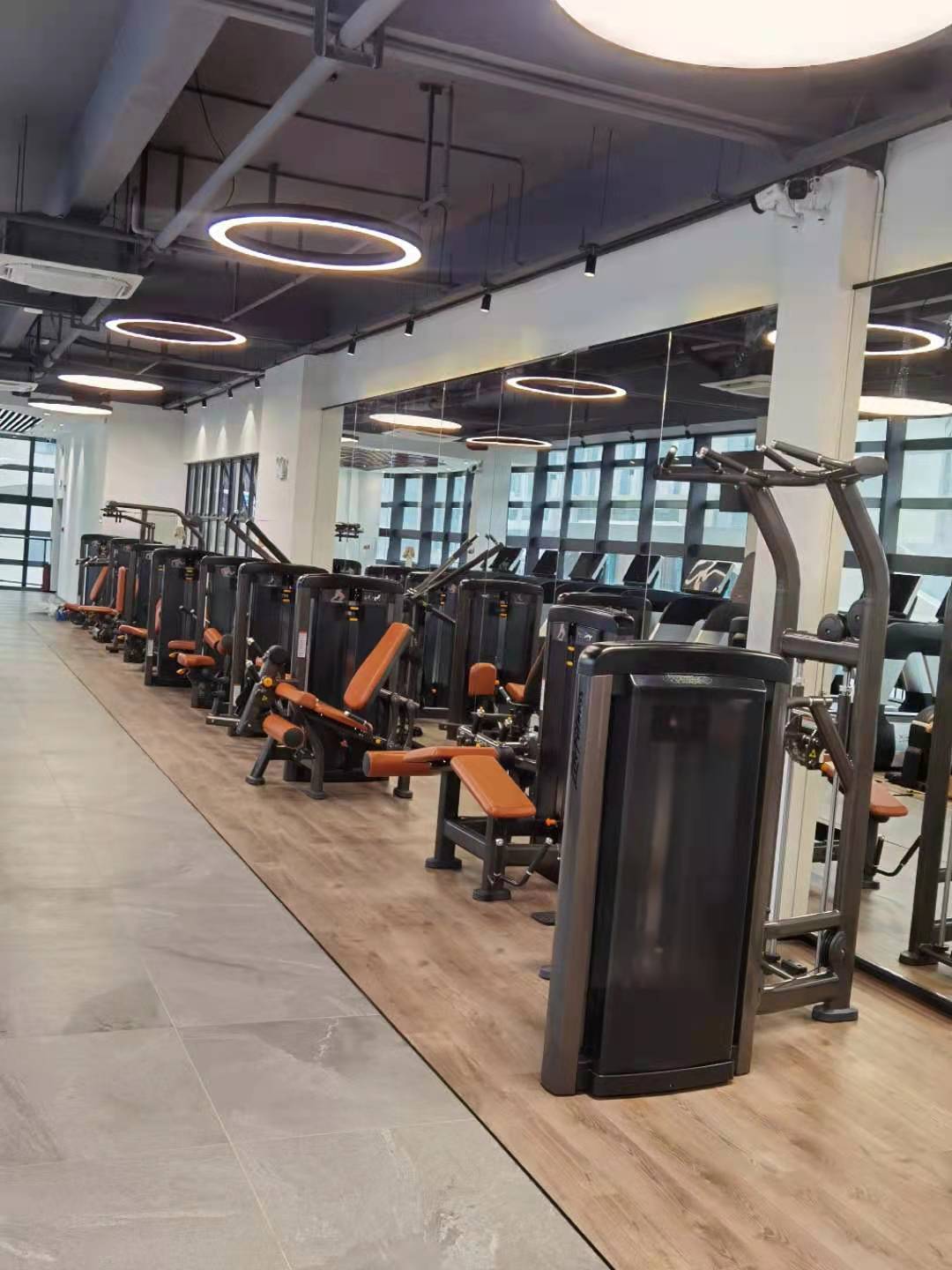 Saudi customers purchase gym equipment from LJ