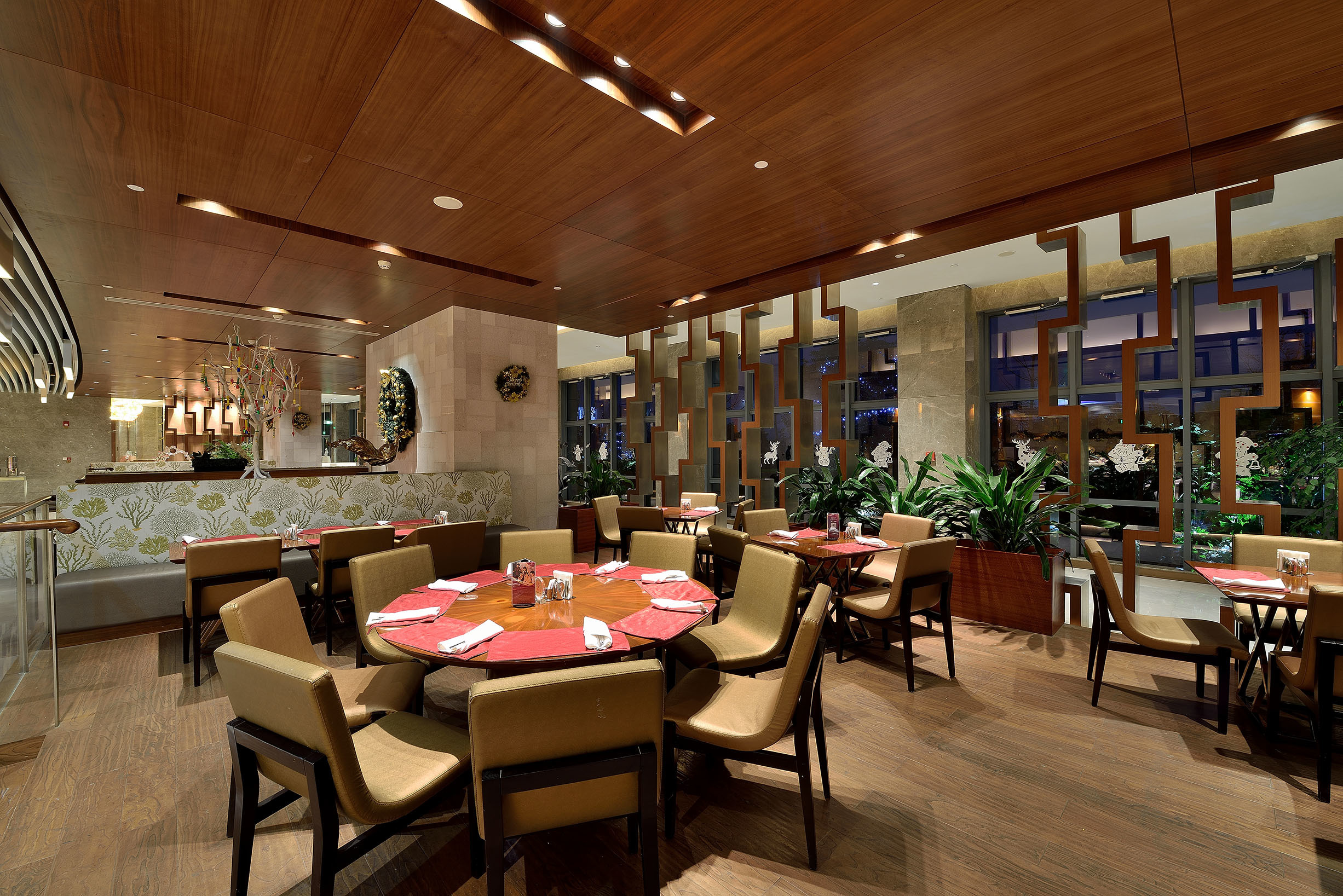 The Benefits of Incorporating Wooden Chairs in Hotel Restaurants