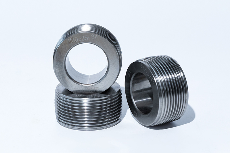 Triaxial thread roller