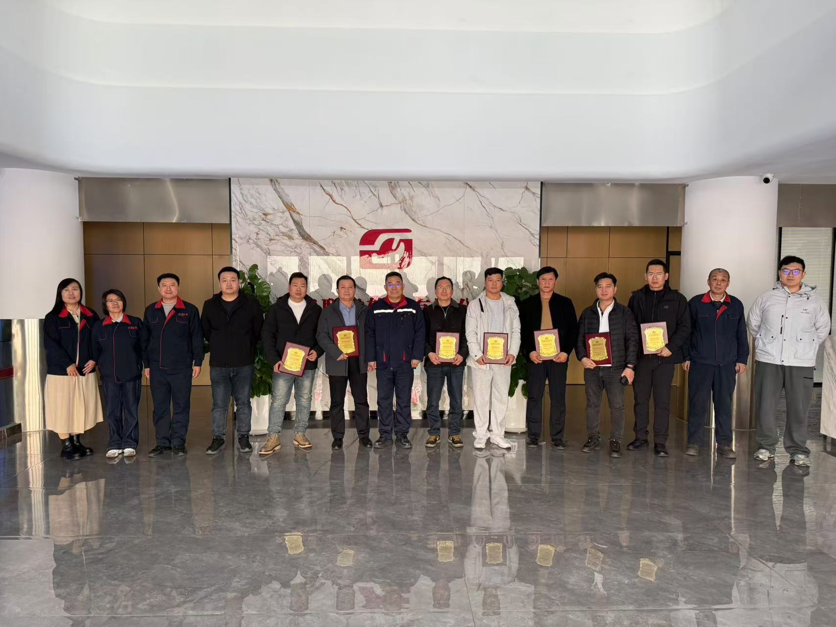 The "Gathering Collaborative Power, Starting a New Journey of Win-Win" Excellent Supplier Seminar of Lianqiang Rollers for 2024 was grandly held at the Chaoyang Production Base!