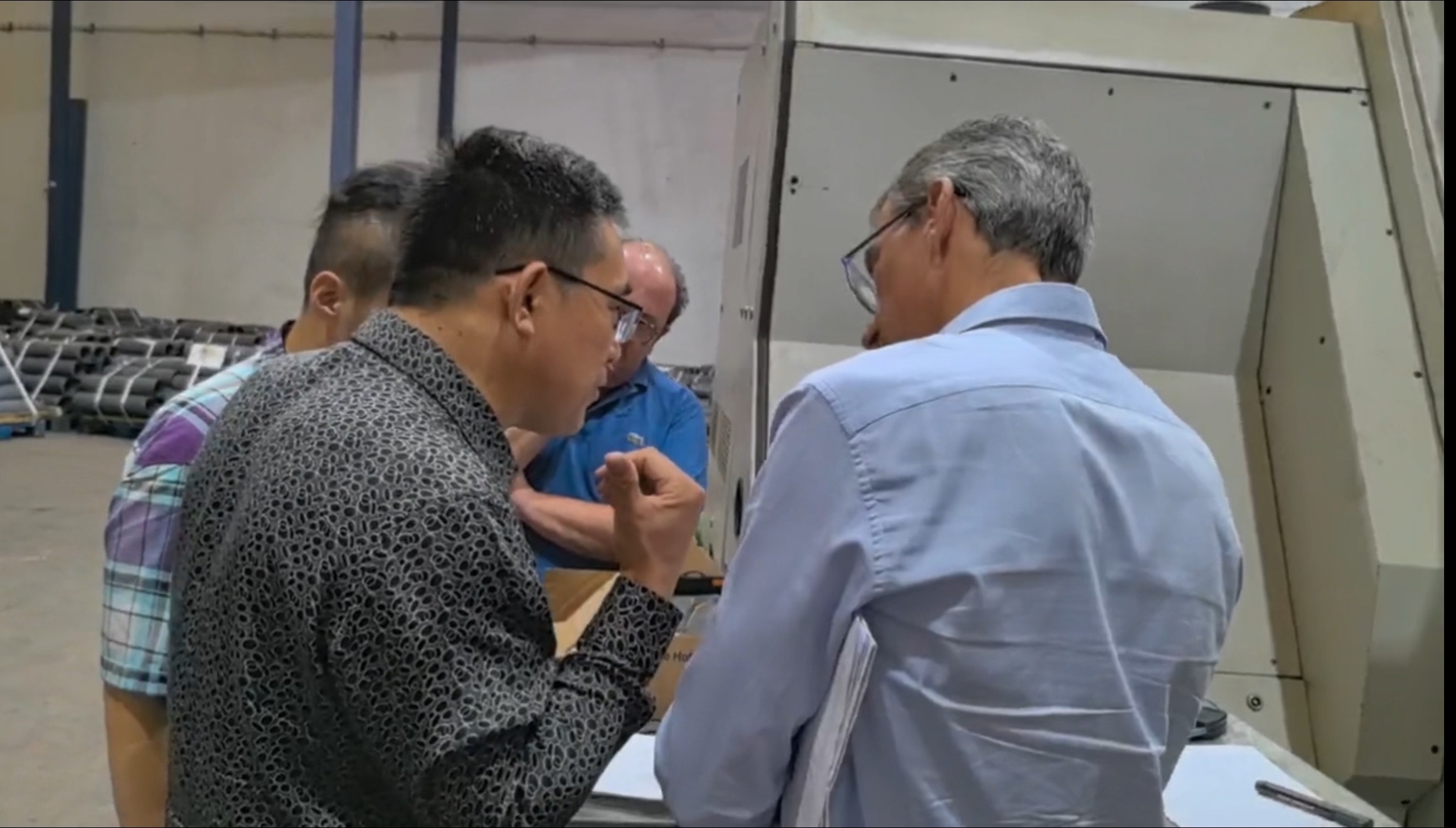 Sun Jianxun, General Manager of Lianqiang Rollers, led the company's technical team to Spain to provide technical services.