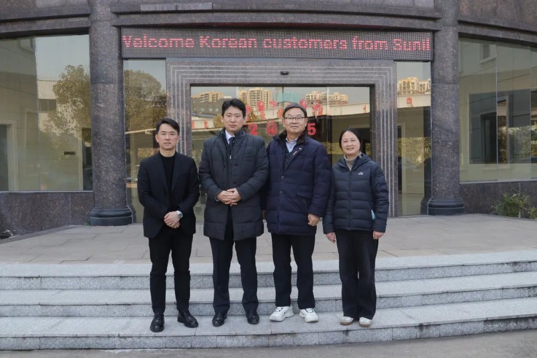 人們站在建筑前

AI 生成的內(nèi)容可能不正確。