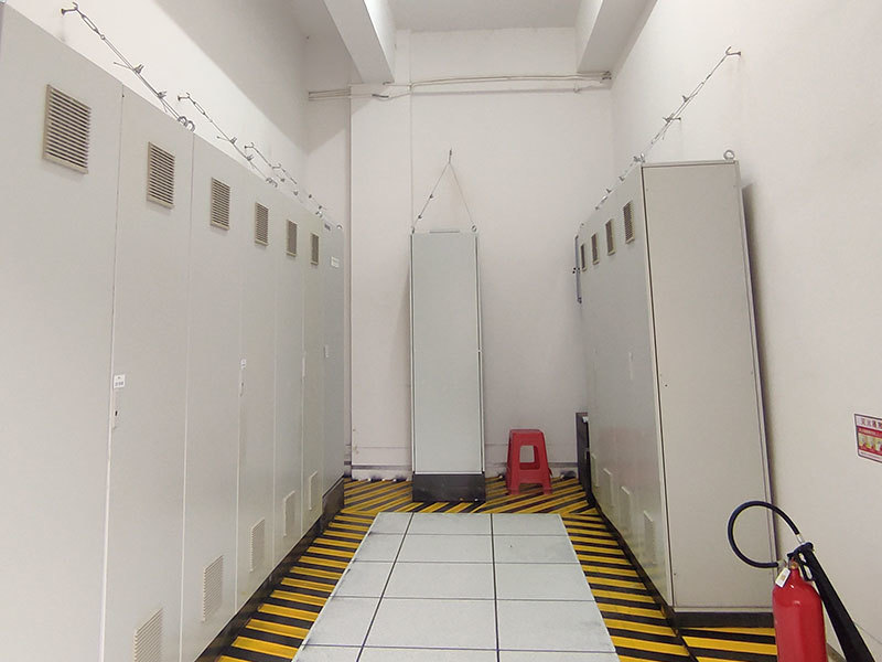 Weak current room
