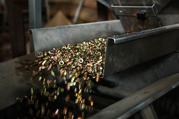 Comparison of three ways of rivet nut riveting Comparison of three ways of rivet nut riveting