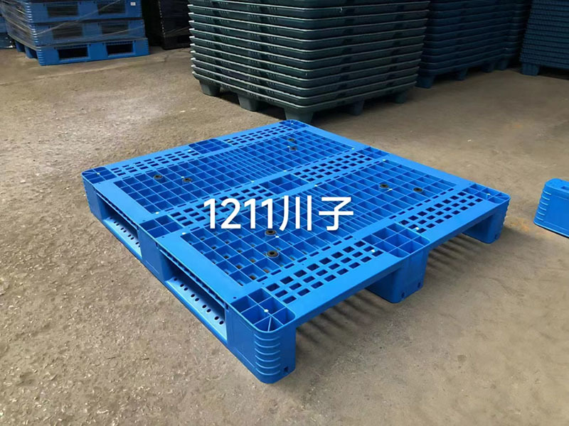Plastic tray