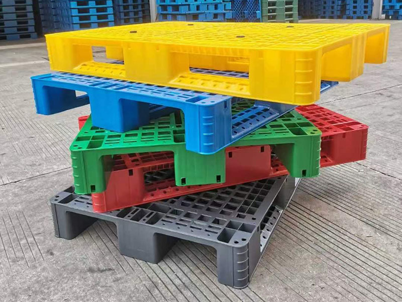 Plastic tray