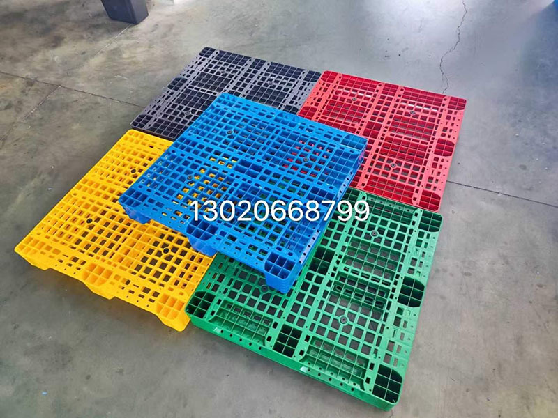 Plastic tray