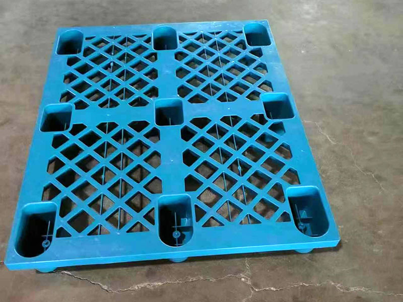 Plastic tray