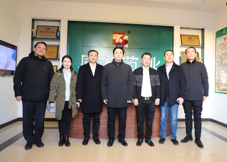 2021年1月,城阳区委副书记、区长解宏劲(现任青岛市人民政府党组成员、副市长)莅临老哥俱乐部视察调研 2021年1月,城阳区委副书记、区长解宏劲(现任青岛市人民政府党组成员、副市长)莅临老哥俱乐部视察调研